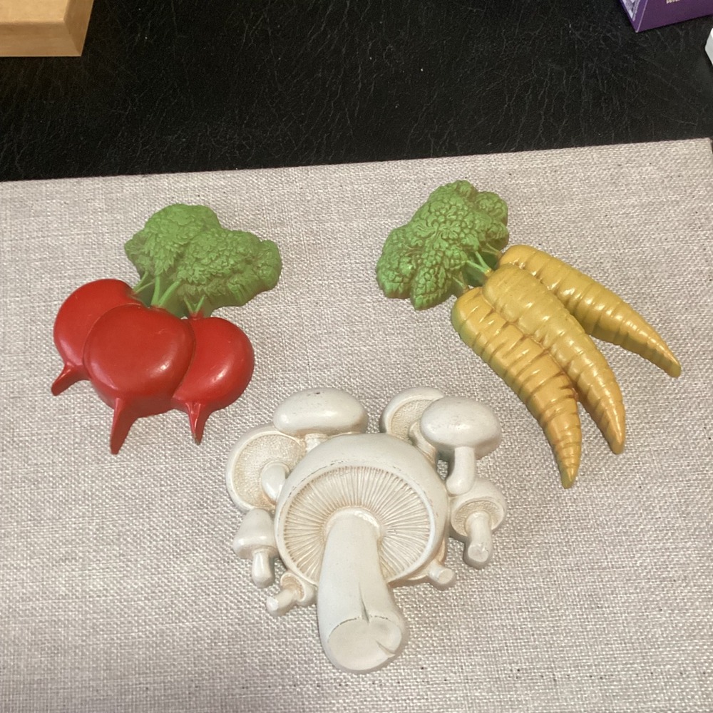 Vintage 1982 Homco Vegetable Wall Plaques Set 3 Mushrooms Carrots Radishes 7634
